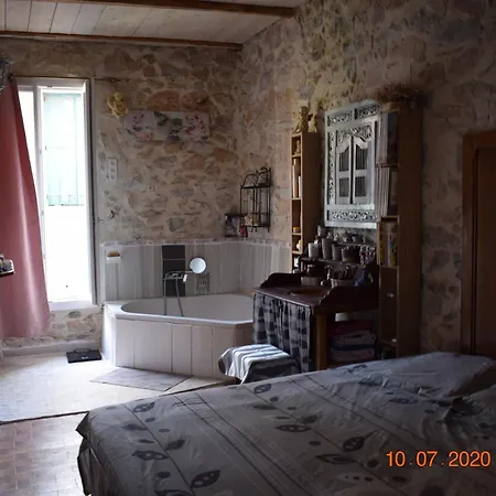 Apartment Centre Atypique F2 *